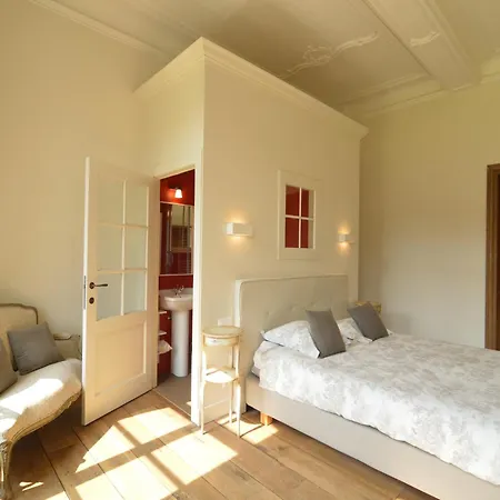 펜션 Luxurious Castle In Marchin With Infrared Sauna